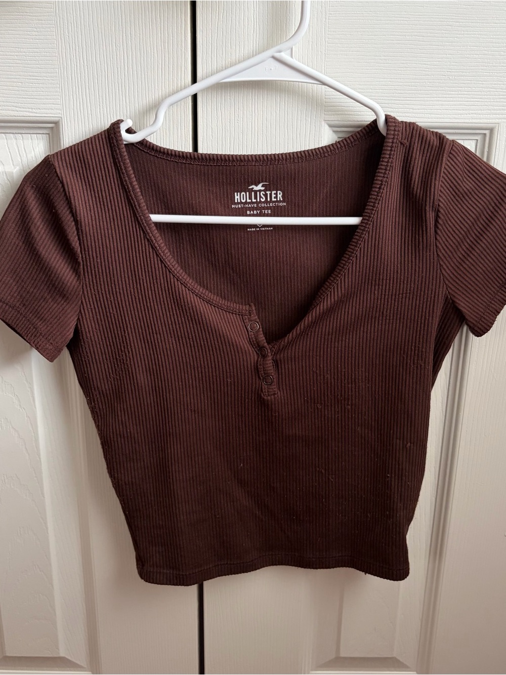 Hollister Ribbed Henley Crop Top in Chocolate